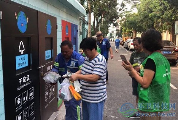 景谷住宅小區(qū)志愿者幫助居民進(jìn)行垃圾分類投